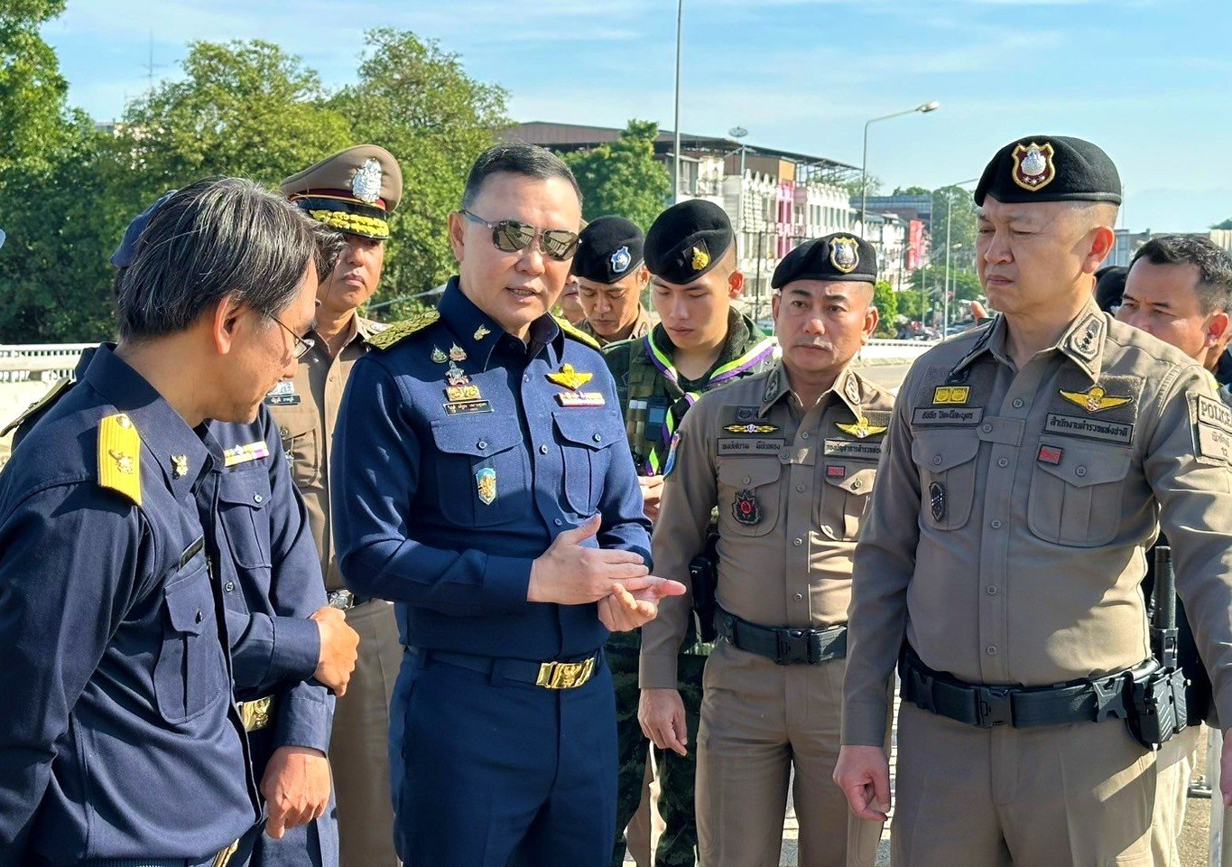 แถลงผลการจับกุมผู้ลักลอบลากสายนำสัญญาณเถื่อนข้ามแดน และลักลอบตั้งฐานกระจายสัญญาณอินเตอร์เน็ตข้ามไปยังประเทศเพื่อนบ้าน ด้านชายแดน อ.แม่สอด จ.ตาก 