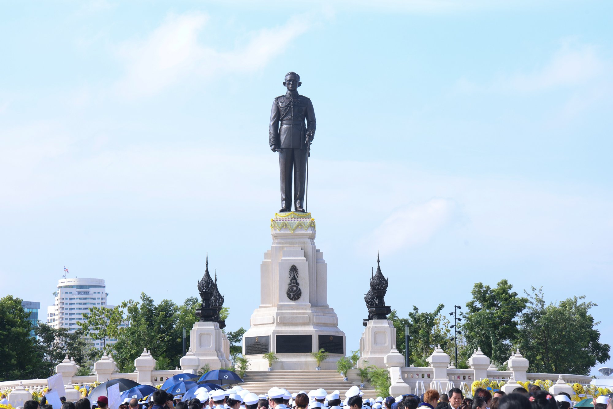 พิธีวางพวงมาลาและถวายราชสักการะเนื่องในวันนวมินทรมหาราช 