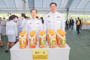 พิธีทำบุญตักบาตร เนื่องในวันคล้ายวันพระบรมราชสมภพ พระบาทสมเด็จพระบรมชนกาธิเบศร มหาภูมิพลอดุลยเดชมหาราช บรมนาถบพิตร วันชาติ และวันพ่อแห่งชาติ