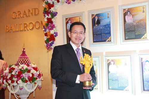 “กสทช. สุทธิพล” เข้ารับประทานรางวัล ชีวิตต้องสู้ไลฟ์ อวอร์ด 2014 จากพระองค์เจ้าโสมสวลีฯ สาขาบุคคลดีเด่นผู้ทำคุณประโยชน์ต่อสังคมและสนับสนุนคนสู้ชีวิต