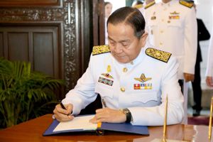 พิธีลงนามถวายพระพรสมเด็จพระนางเจ้าสิริกิติ์ พระบรมราชินีนาถ ในพระบาทสมเด็จพระปรมินทรมหาภูมิพลอดุลยเดช บรมนาถบพิตร เนื่องในโอกาสมหามงคลเฉลิมพระชนมพรรษา 