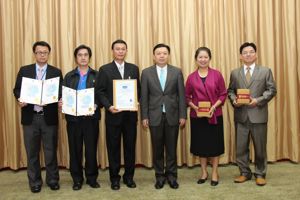 3 กลุ่มงาน สำนักงาน กสทช. รับมอบใบรับรองมาตรฐานคุณภาพ ISO 9001:2008