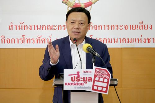 กสทช. มอบหมายสำนักงาน กสทช.ร้องทุกข์ดำเนินคดีกับพนักงาน AWN ที่นำข้อมูลของลูกค้าไปเปิดเผยให้บุคคลภายนอก พร้อมมีมติกำหนดวันประมูลเบอร์สวย 27 พ.ย. 2559 เคาะราคาเริ่มต้นการประมูลเบอร์ 9 ตัวเหมือนเริ่มต้นที่ 20 ล้านบาท