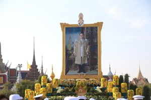 พิธีถวายพานพุ่มดอกไม้และพิธีถวายบังคม เนื่องในโอกาสวันคล้ายวันพระบรมราชสมภพพระบาทสมเด็จพระบรมชนกาธิเบศร มหาภูมิพลอดุลยเดชมหาราช บรมนาถบพิตร 