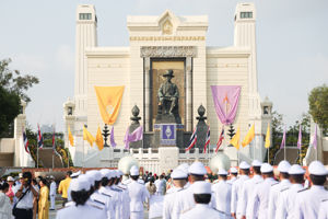 สำนักงาน กสทช. วางพานพุ่มดอกไม้ถวายราชสักการะเนื่องในวันจักรี